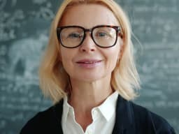 Porträt einer Frau mit Brille vor einer Tafel